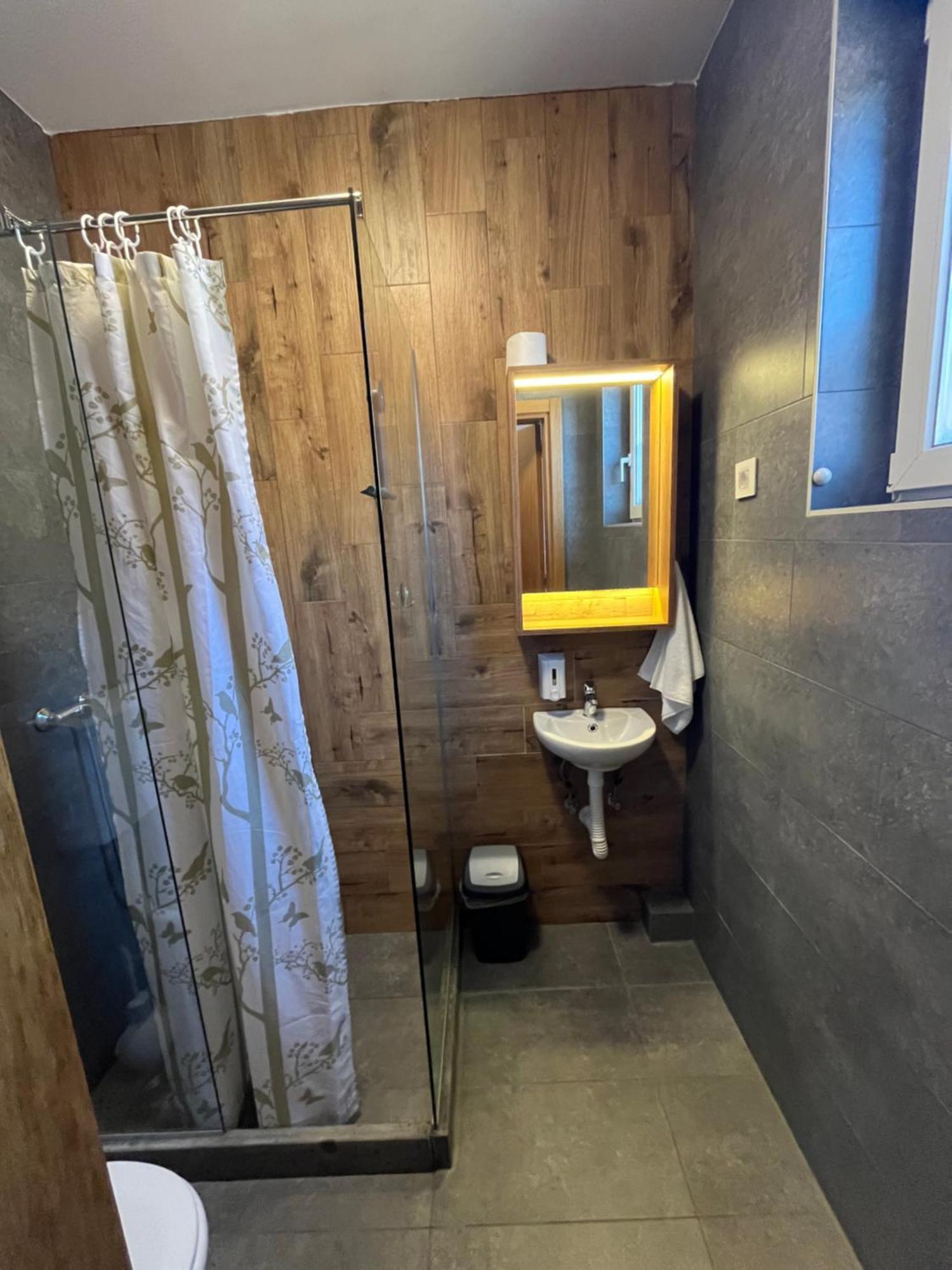 Terasa Hostel Novi Sad Bagian luar foto