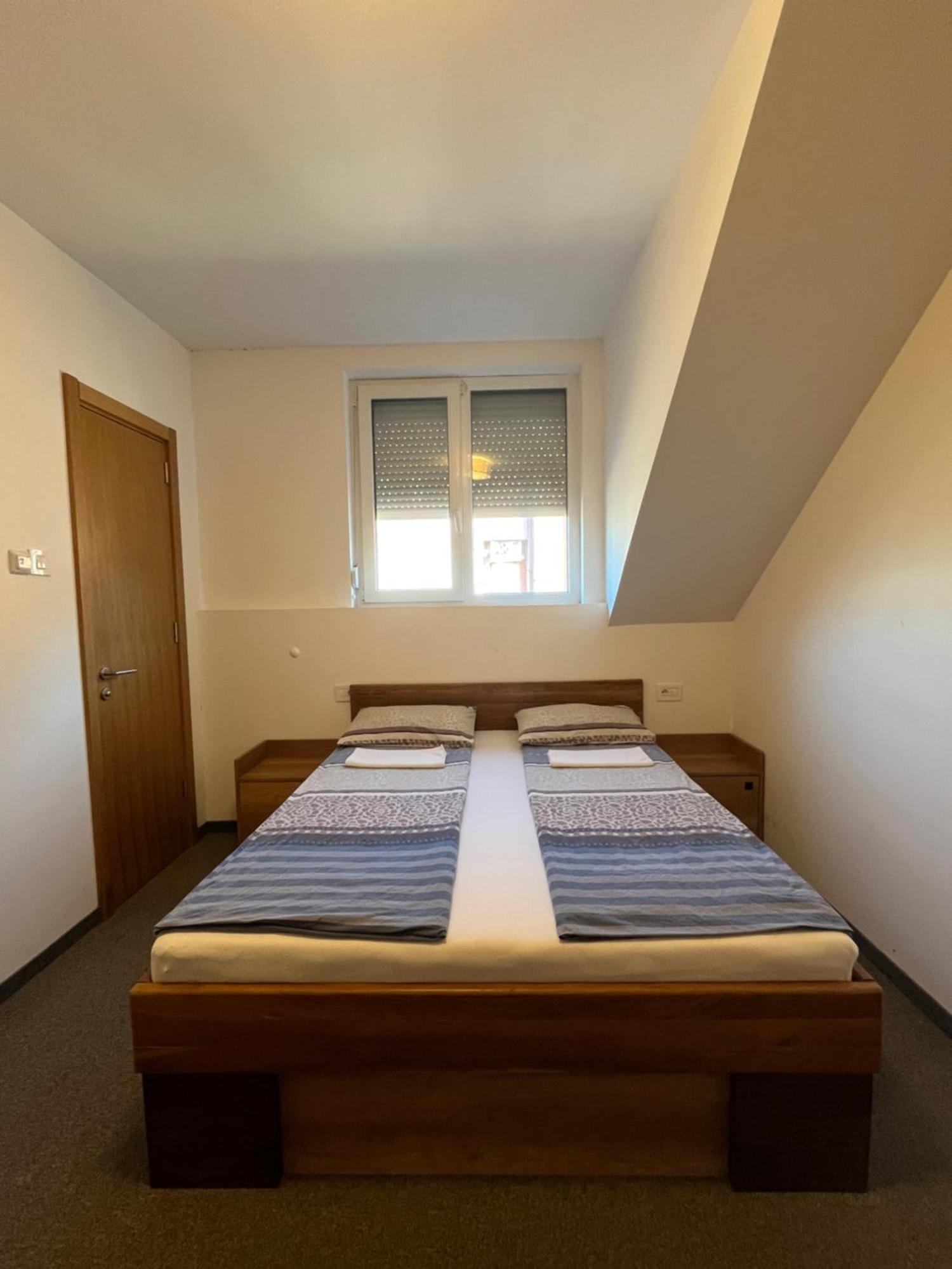 Terasa Hostel Novi Sad Bagian luar foto