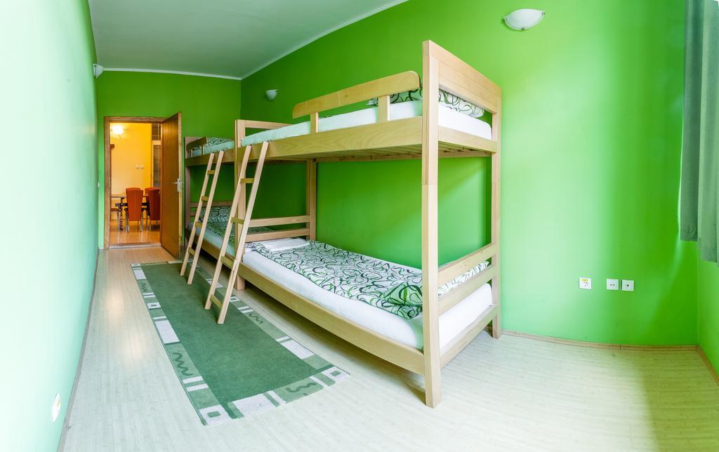 Terasa Hostel Novi Sad Bagian luar foto