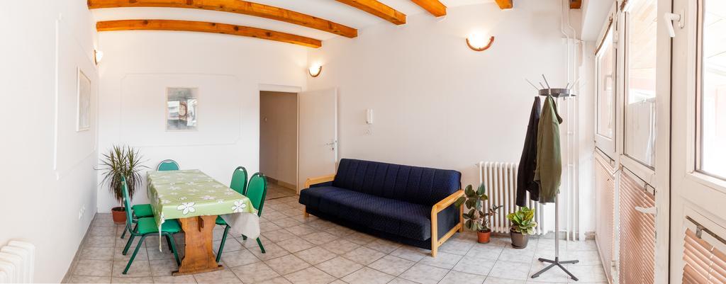 Terasa Hostel Novi Sad Bagian luar foto